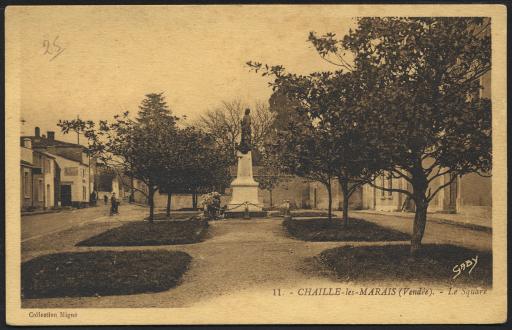 La place de la Mairie : avec le monument aux morts (vue 1).